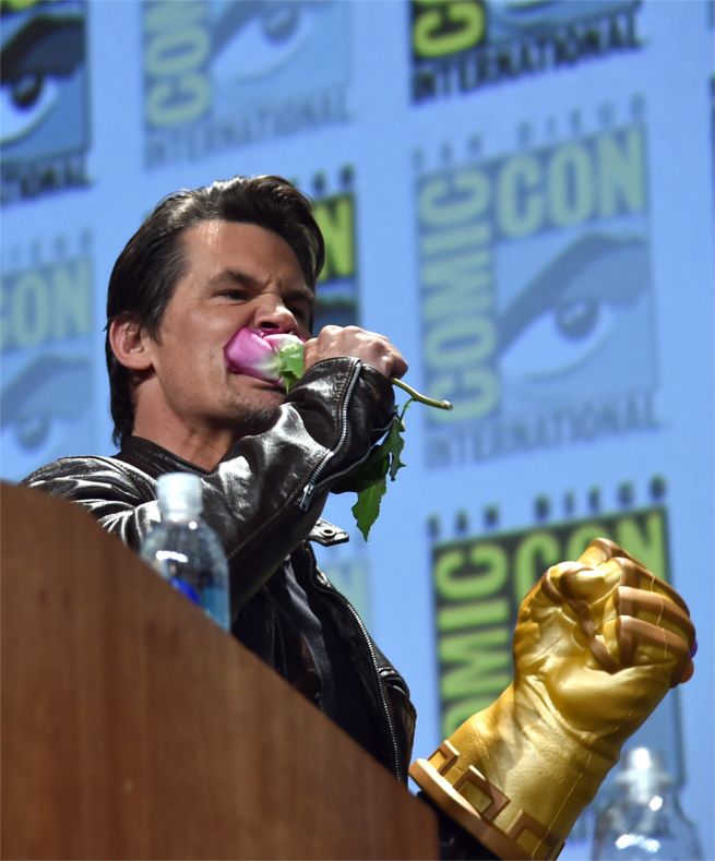 Comic Con Josh Brolin Eats a Rose