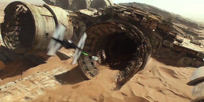 star-wars-the-force-awakens-millennium-falcon-chase