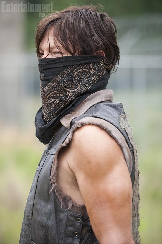 The Walking Dead Season 4 Daryl wearing mask