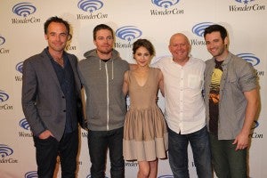 Team ARROW at WonderCon in Anaheim on Sunday, March 31, from left to right: series stars Paul Blackthorne, Stephen Amell and Willa Holland, executive producer Marc Guggenheim and series star Colin Donnell. ARROW airs Wednesdays at 8/7c on The CW.. (©2013 Warner Bros. Entertainment, Inc. All Rights Reserved.)