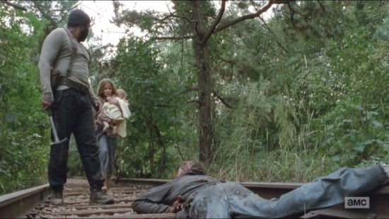 the-grove-lizzie-stops-tyreese-from-killing-walker-caught-in-train-tracks