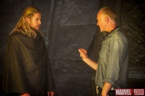 thor-dark-world-chris-hemsworth-alan-taylor-set-photo-600x399