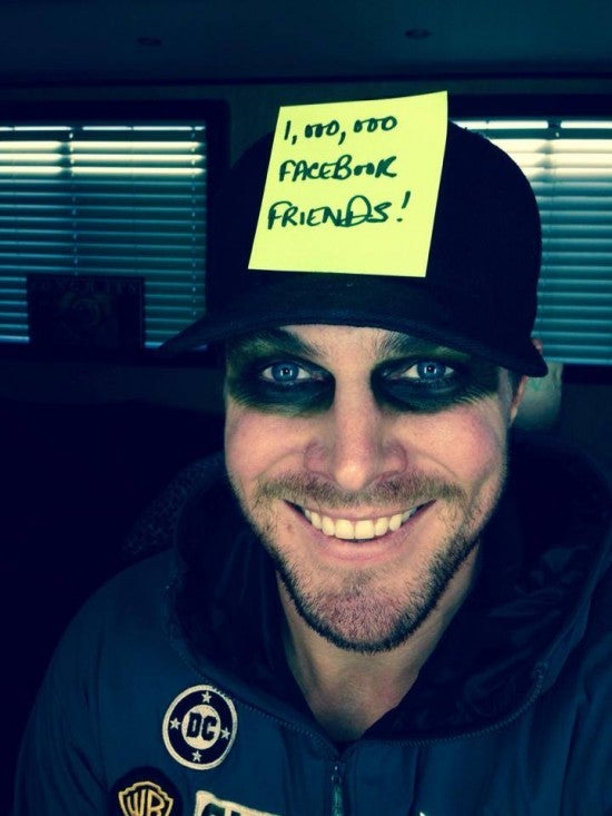 Stephen-Amell-1-Million-Facebook-fans