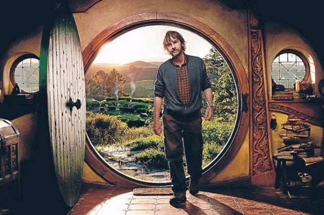 Peter-Jackson-in-Bag-End-the-hobbit-20391804-700-465