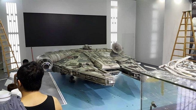 Hot-Toys-Millennium-Falcon-Full-Preview