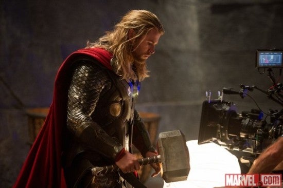 thor-dark-world-chris-hemsworth-set-photo-600x399