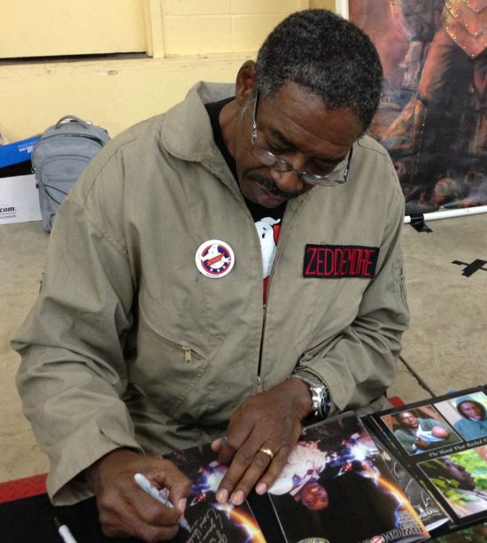 Ernie Hudson signing comic book