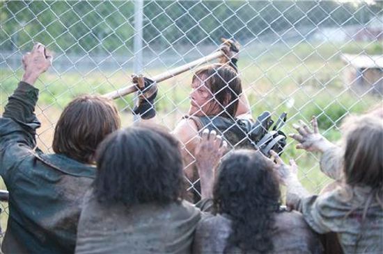 Walking Dead Season 4 Daryl killing Walkers