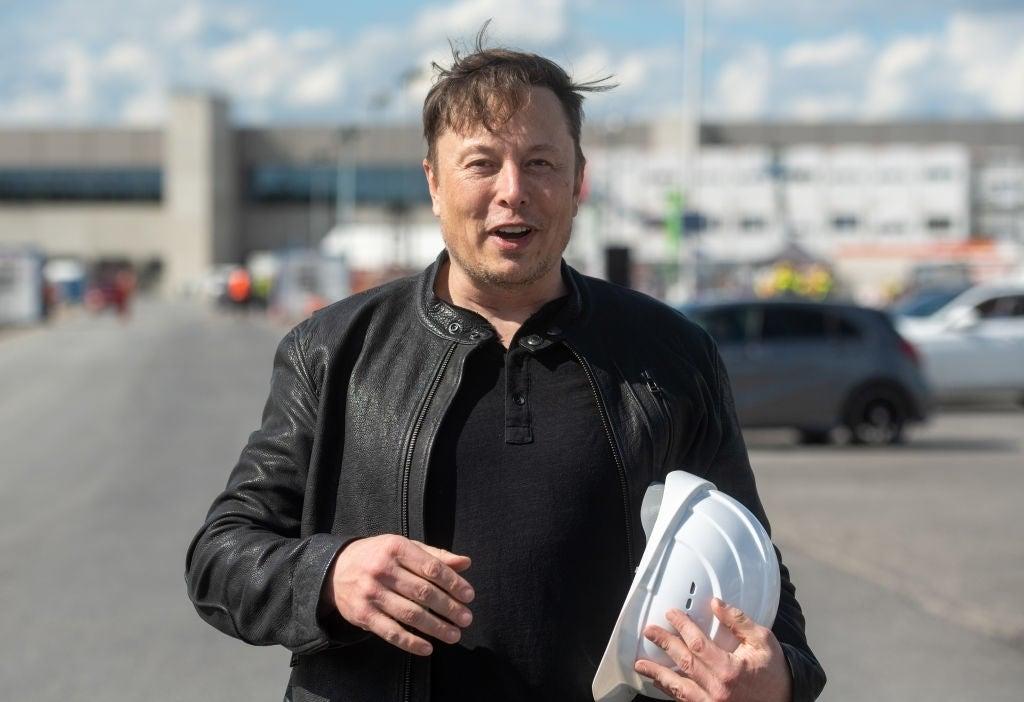 elon-musk-hard-hat-1273662.jpg