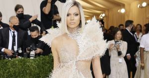 Hawkeye Star Hailee Steinfeld Goes Viral For Almost Unrecognizable New Look At Met Gala