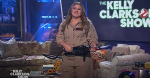 Kelly Clarkson Covers Ghostbusters Theme In Costume For Halloween