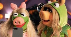 Muppets Haunted Mansion Star Miss Piggy Reveals How She Created Her Kermit Halloween Costume