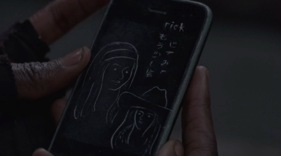 the-walking-dead-michonne-rick-phone.png