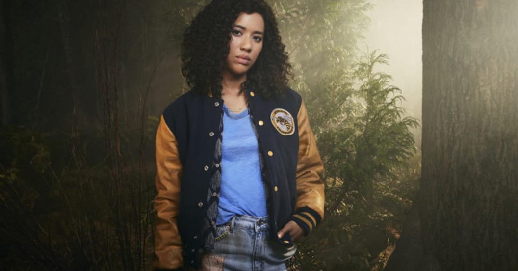 yellowjackets-jasmin-savoy-taissa-young.jpg