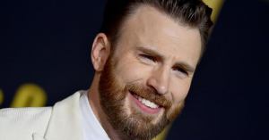 Chris Evans Confirms Marriage, Shows Off Wedding Band at NYCC