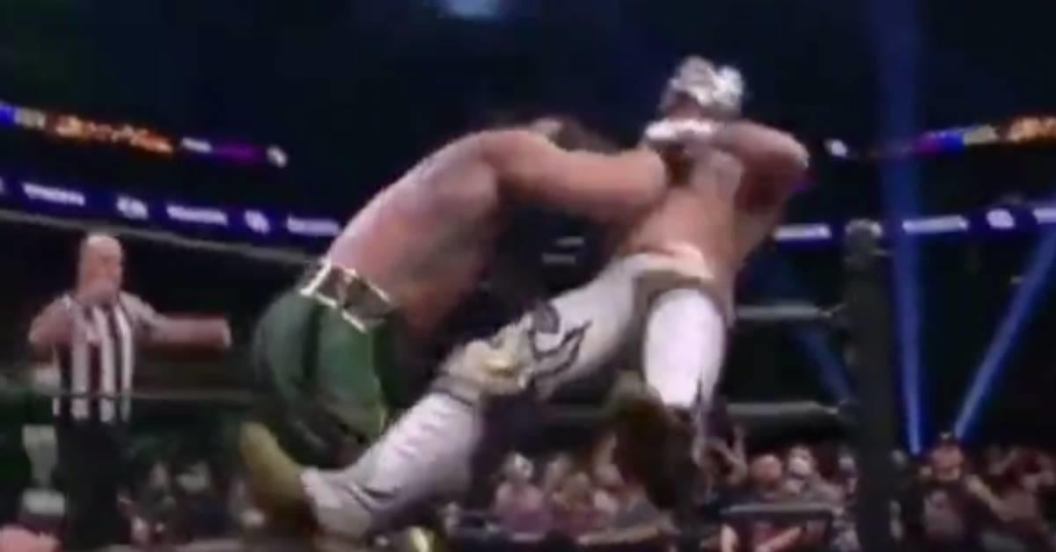 aew-rey-fenix-arm-broken.jpg