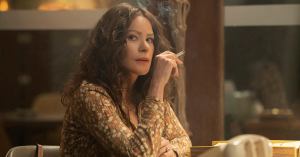 Modern Family Star Looks Unrecognizable in New Netflix Series First Look