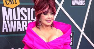 Naomi Judd, Grammy-Winning Musician and Mother of Ashley & Wynonna, Dies at 76