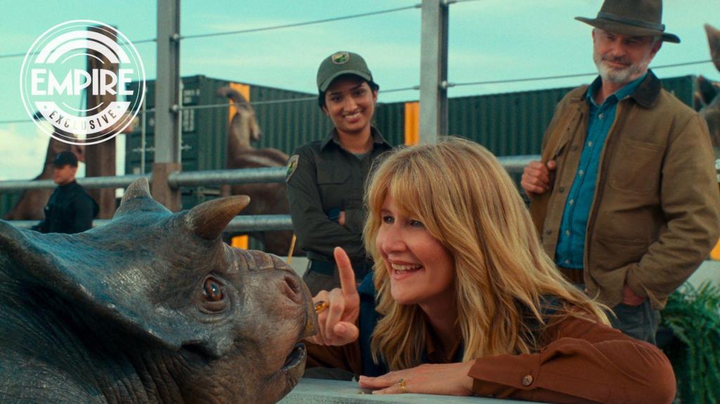 jurassic-world-dominion-nasutoceratops-ellie-excl-1.jpg