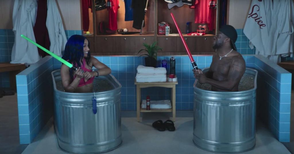 sasha-banks-vs-kevin-hart-star-wars-lightsaber-duel.jpg