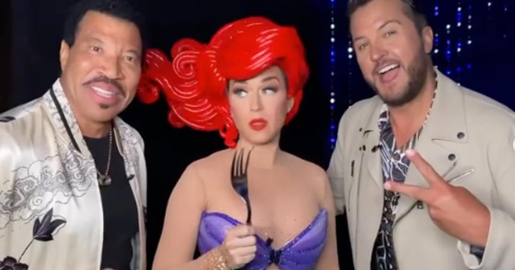 katy-perry-little-mermaid-costume-fell-out-of-chair-american-idol-disney-night.jpg