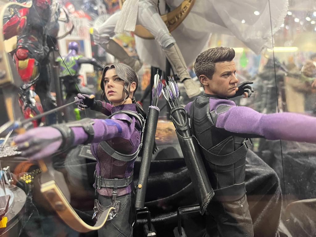 sideshow-comic-con-2022-hawkeye-kate-bishop-clint-barton.jpg