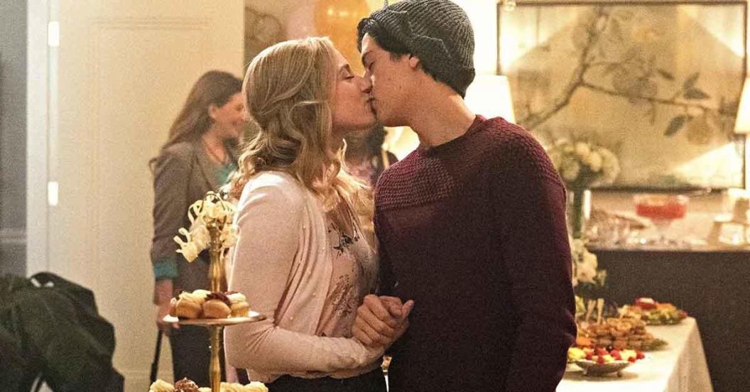 riverdale-betty-jughead-kiss.jpg