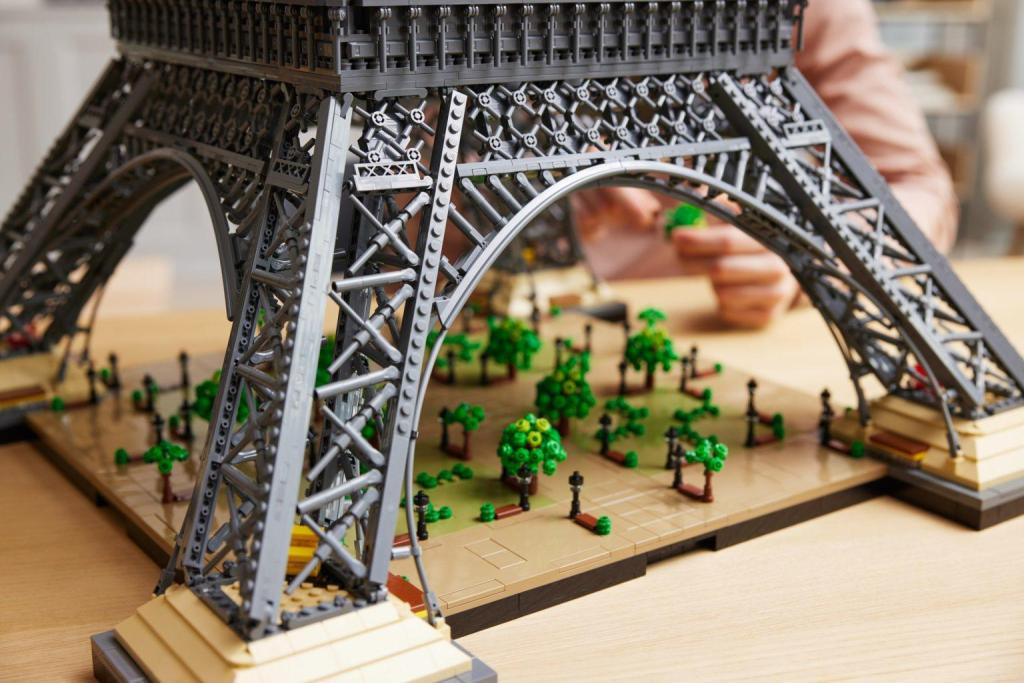 lego-icons-10307-eiffel-tower-3.jpg