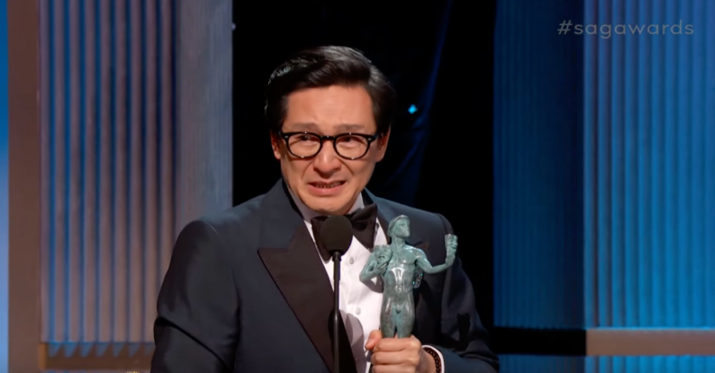 ke-huy-quan-sag-awards-2023.png