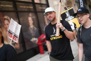 Arrow’s Stephen Amell Joins SAG-AFTRA Picket Line