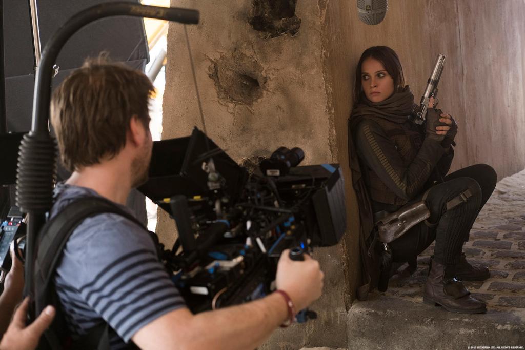 gareth-edwards-directing-felicity-jones-in-rogue-one-star-wars-story.jpg