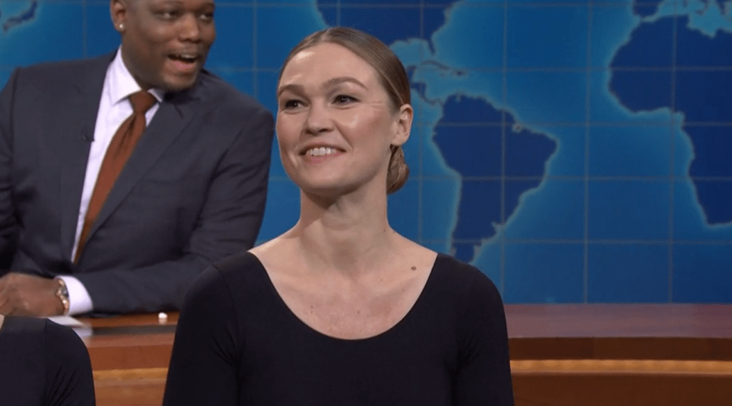 julia-stiles-saturday-night-live-weekend-update.png