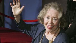 Glynis Johns, Mrs. Banks in Disney’s Mary Poppins, Dead at 100