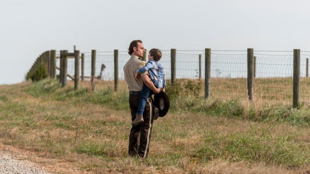 the-walking-dead-the-ones-who-live-rick-and-carl.jpg