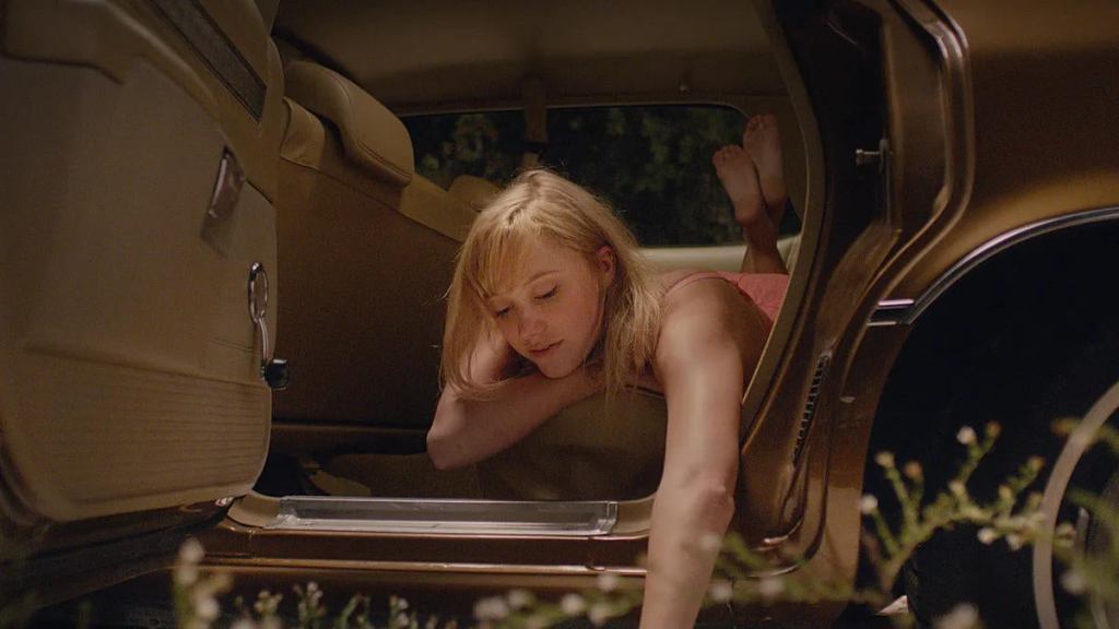 it-follows-movie-maika-monroe-2014.jpg