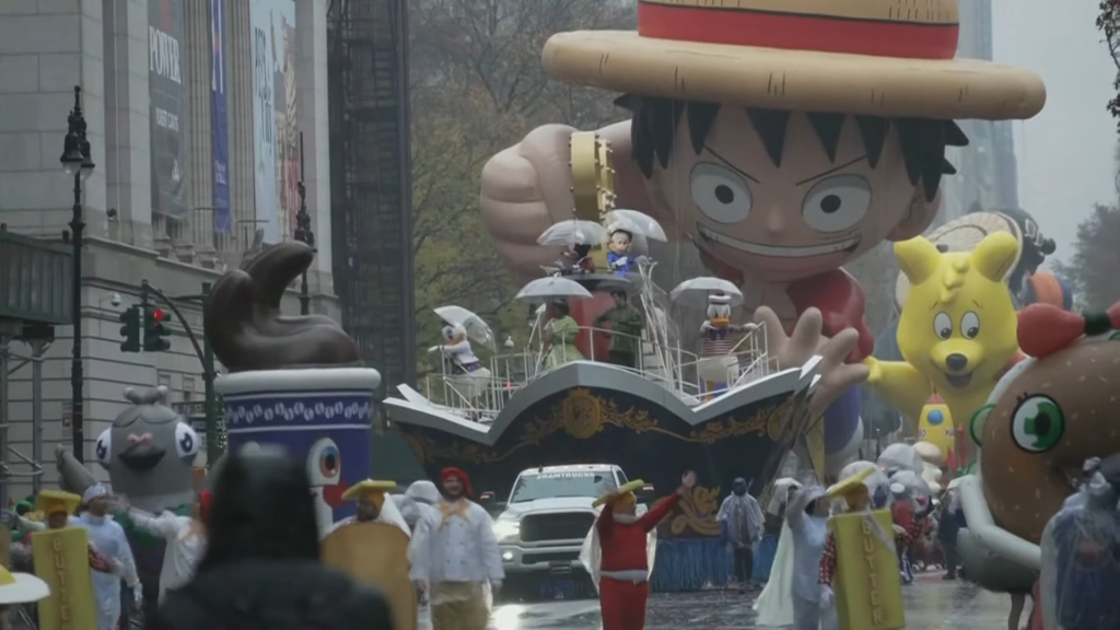 Una carroza de Monkey D. Luffy persiguiendo la carroza de Disney Cruise Sip en el desfile del Día de Acción de Gracias de Macy's