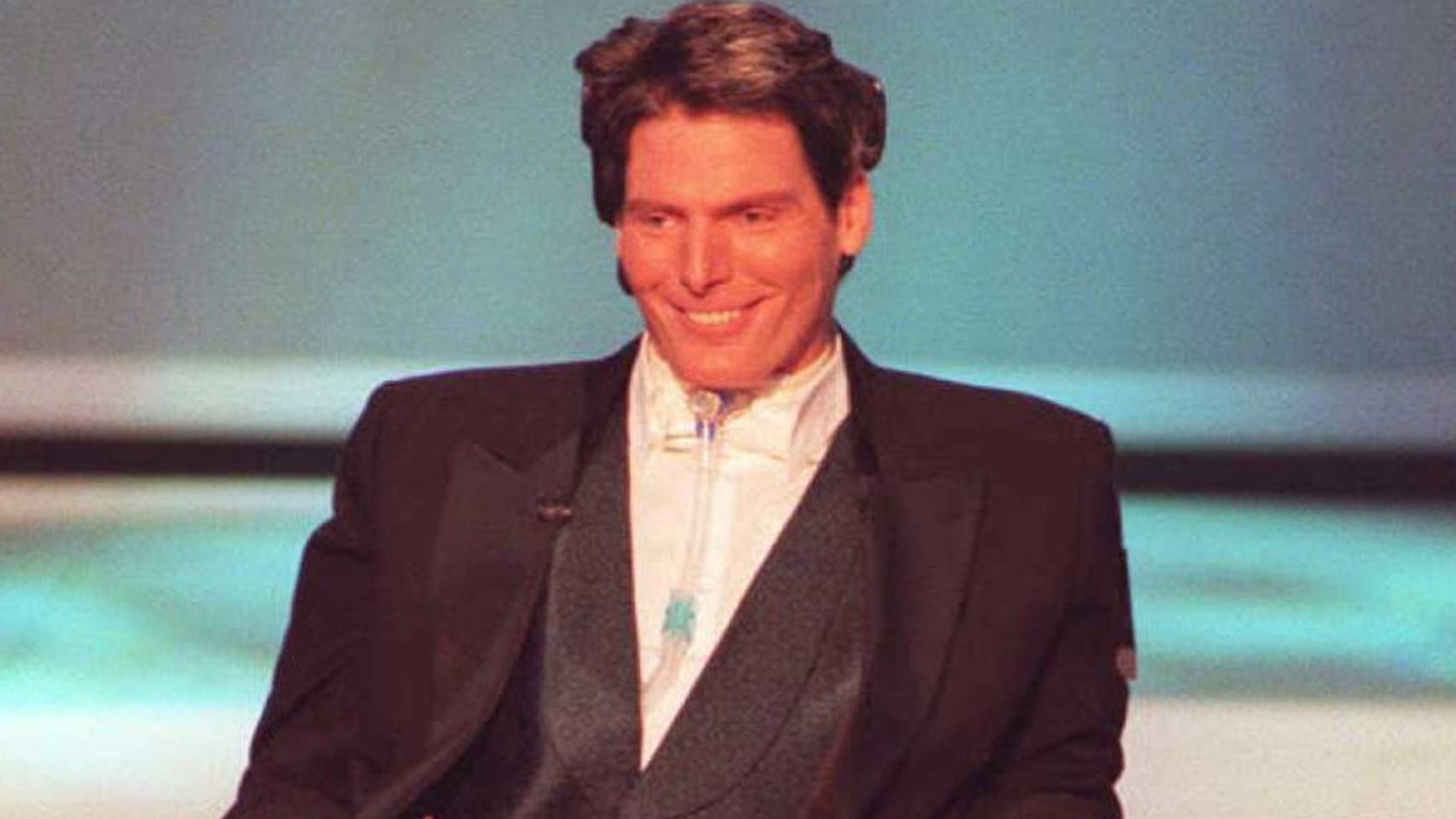 Christopher Reeve appears at the Academy Awards following injury.