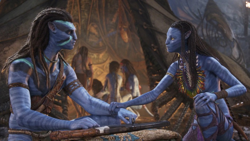 Neytiri holding Jake's arm in Avatar The Way of Water