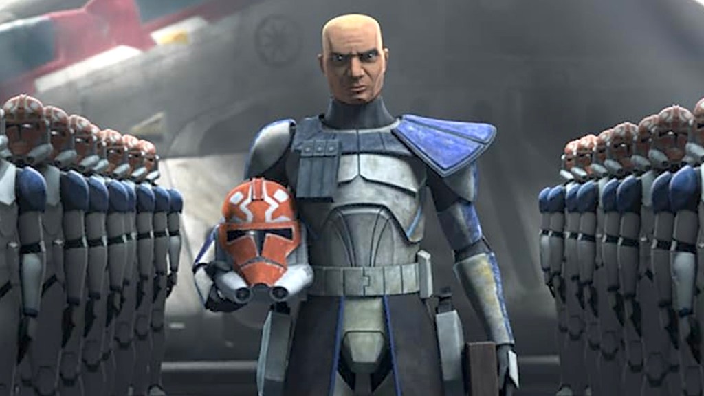 Capitán Rex de pie y sosteniendo un casco clon con otros clones alineados detrás de él en Star Wars: The Clone Wars