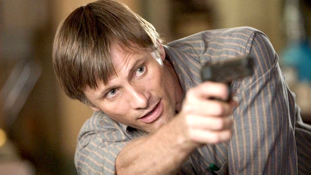 Viggo Mortensen apuntando un arma en una historia de violencia.