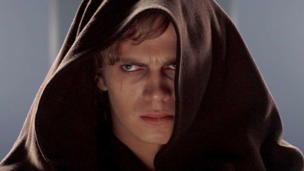 Hayden Christensen como Anakin Skywalker con una capucha en Star Wars: Revenge of the Sith