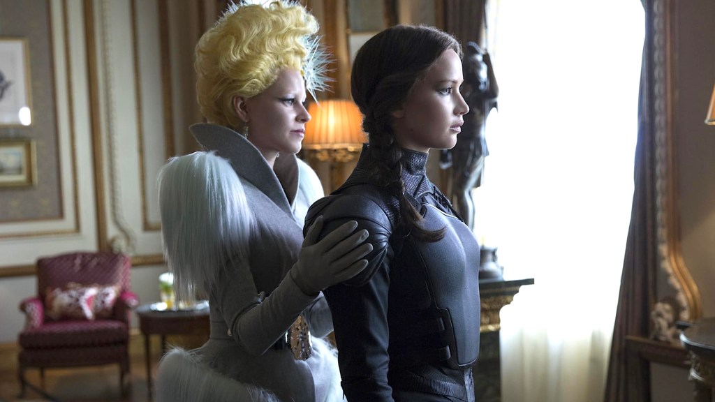 Elizabeth Banks y Jennifer Lawrence en los Juegos del Hambre: Mockingjay Parte 2.