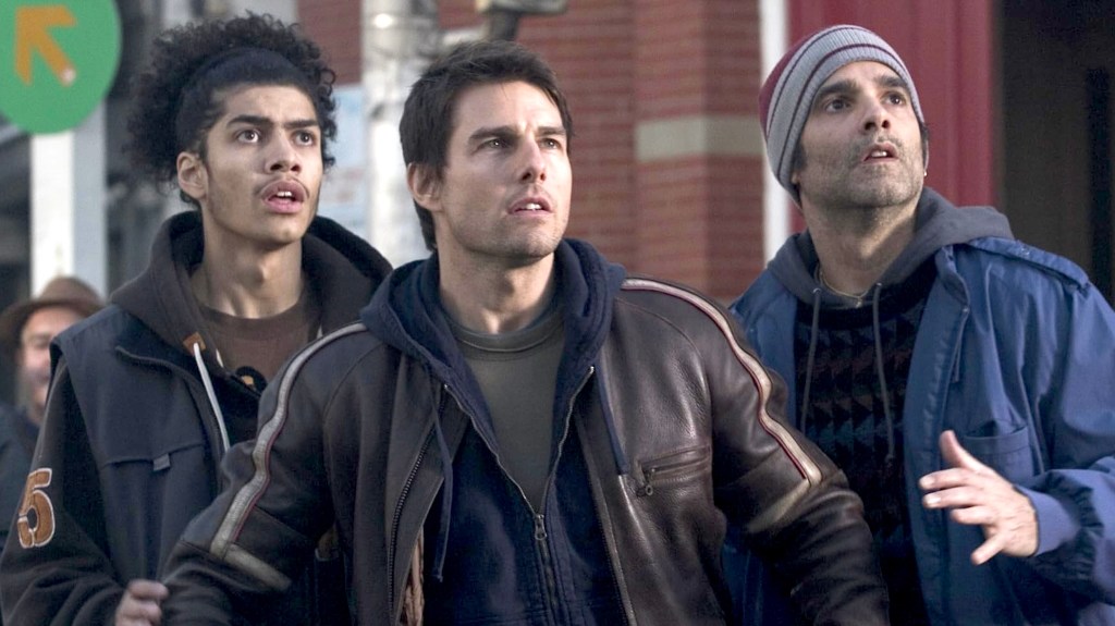 Tom Cruise, Rick Gonzalez, and Yul Vazquez in War of the Worlds