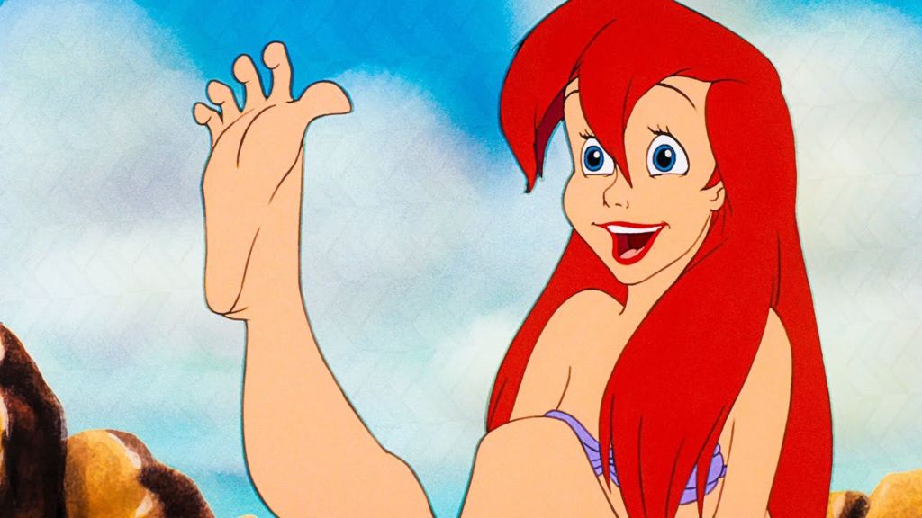 Ariel con los pies en la sirenita de Disney