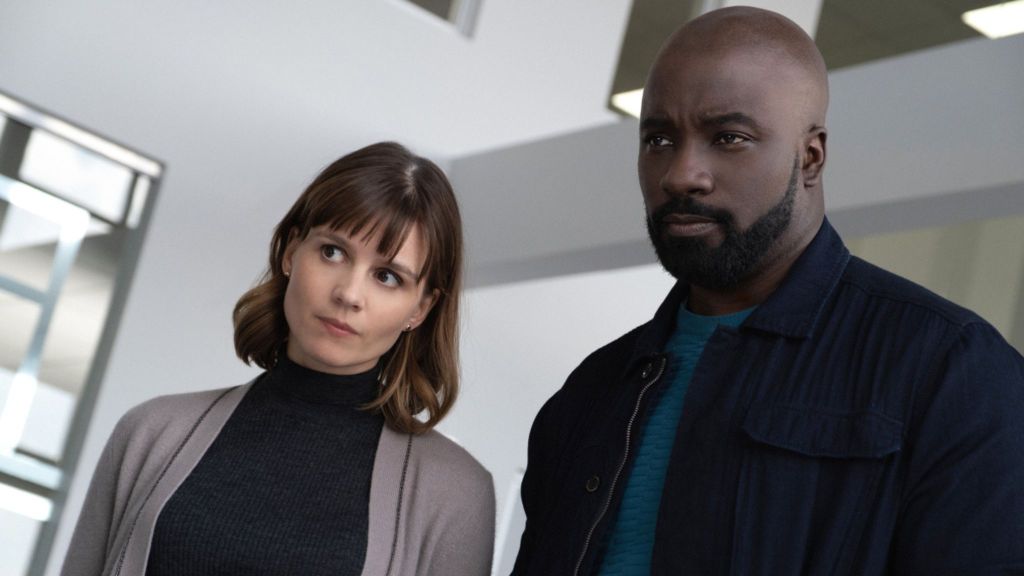 Katja Herbers como Kristen Bouchard y Mike Colter como David Acosta en CBS Evil