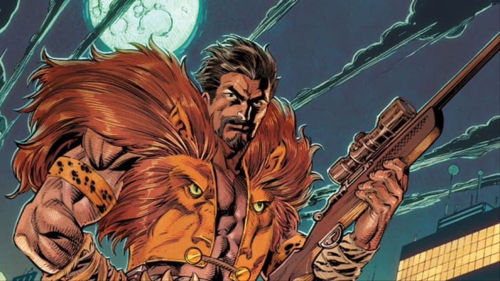 Kraven el cazador de pie bajo la luna llena mientras sostiene un rifle