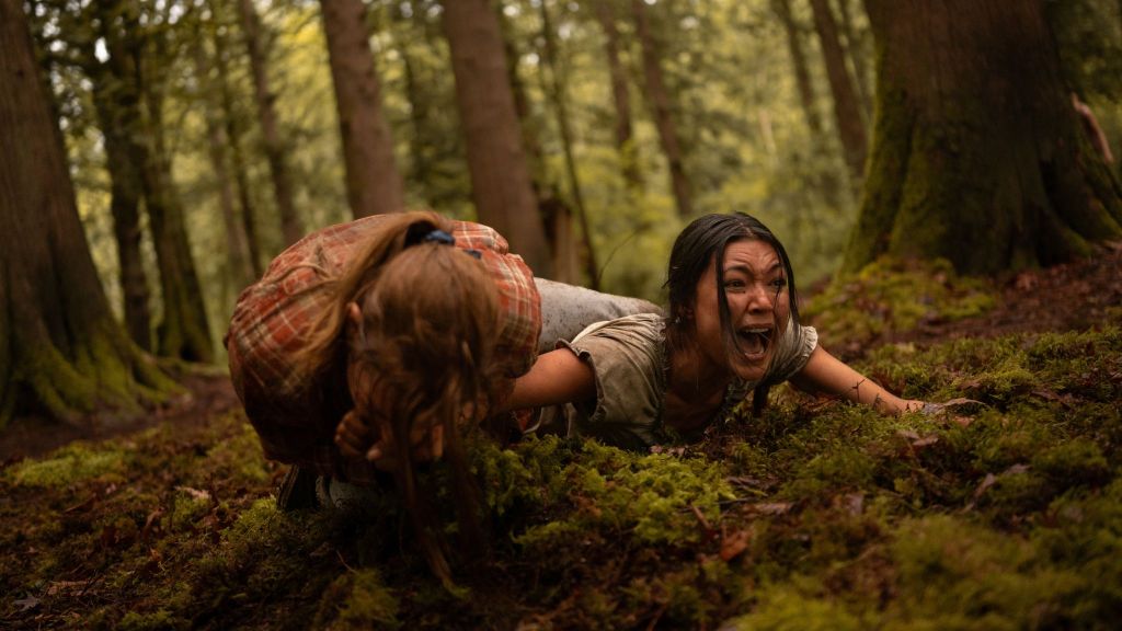 Sophie Nélisse as Teen Shauna and Alexa Barajas as Teen Mari in Yellowjackets, episode 1, season 3