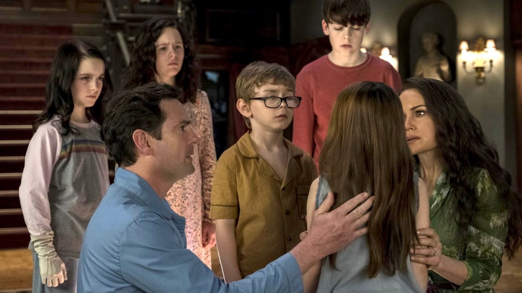 Carla Gugino, Henry Thomas, McKenna Grace, Lulu Wilson, Julian Hilliard, Paxton Singleton, and Violet McGraw in The Haunting of Hill House