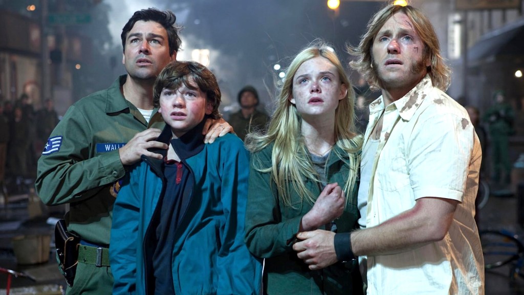 Kyle Chandler, Joel Courtney, Elle Fanning, and Ron Eldard in Super 8