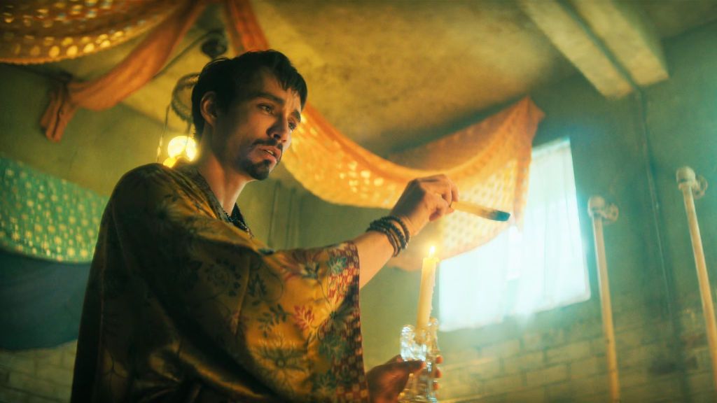 Klaus Hargreeves (Robert Sheehan) in The Umbrella Academy